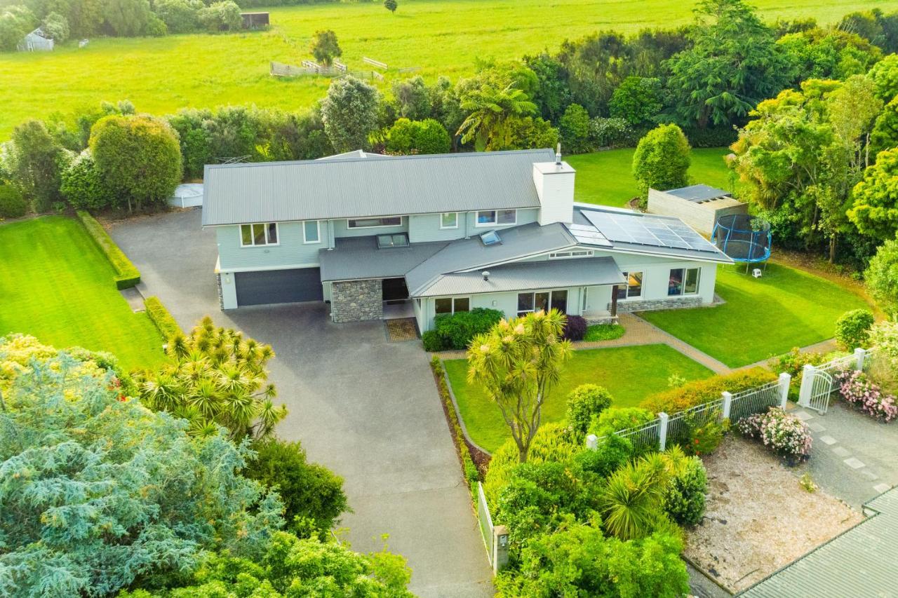 Anam Cara Gardens Luxury Villa Private Bedrooms And Ensuite Bathrooms Sleeps 9 Otaki Exteriör bild