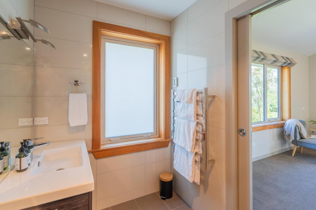 Anam Cara Gardens Luxury Villa Private Bedrooms And Ensuite Bathrooms Sleeps 9 Otaki Exteriör bild