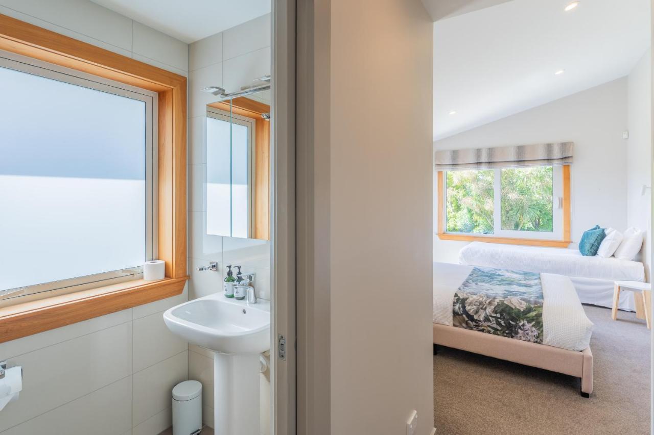 Anam Cara Gardens Luxury Villa Private Bedrooms And Ensuite Bathrooms Sleeps 9 Otaki Exteriör bild