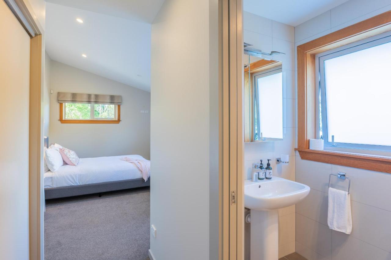 Anam Cara Gardens Luxury Villa Private Bedrooms And Ensuite Bathrooms Sleeps 9 Otaki Exteriör bild