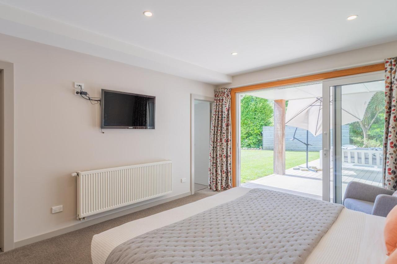 Anam Cara Gardens Luxury Villa Private Bedrooms And Ensuite Bathrooms Sleeps 9 Otaki Exteriör bild