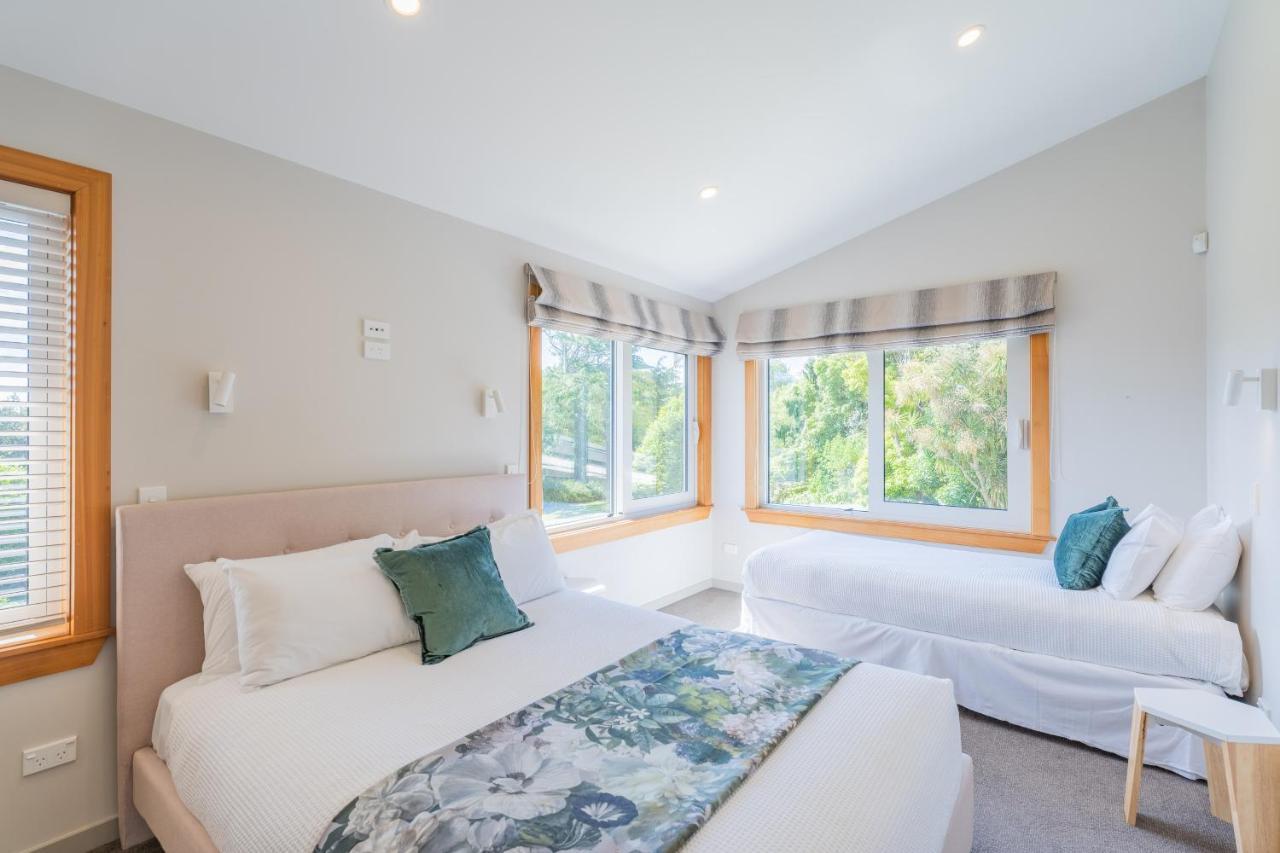 Anam Cara Gardens Luxury Villa Private Bedrooms And Ensuite Bathrooms Sleeps 9 Otaki Exteriör bild