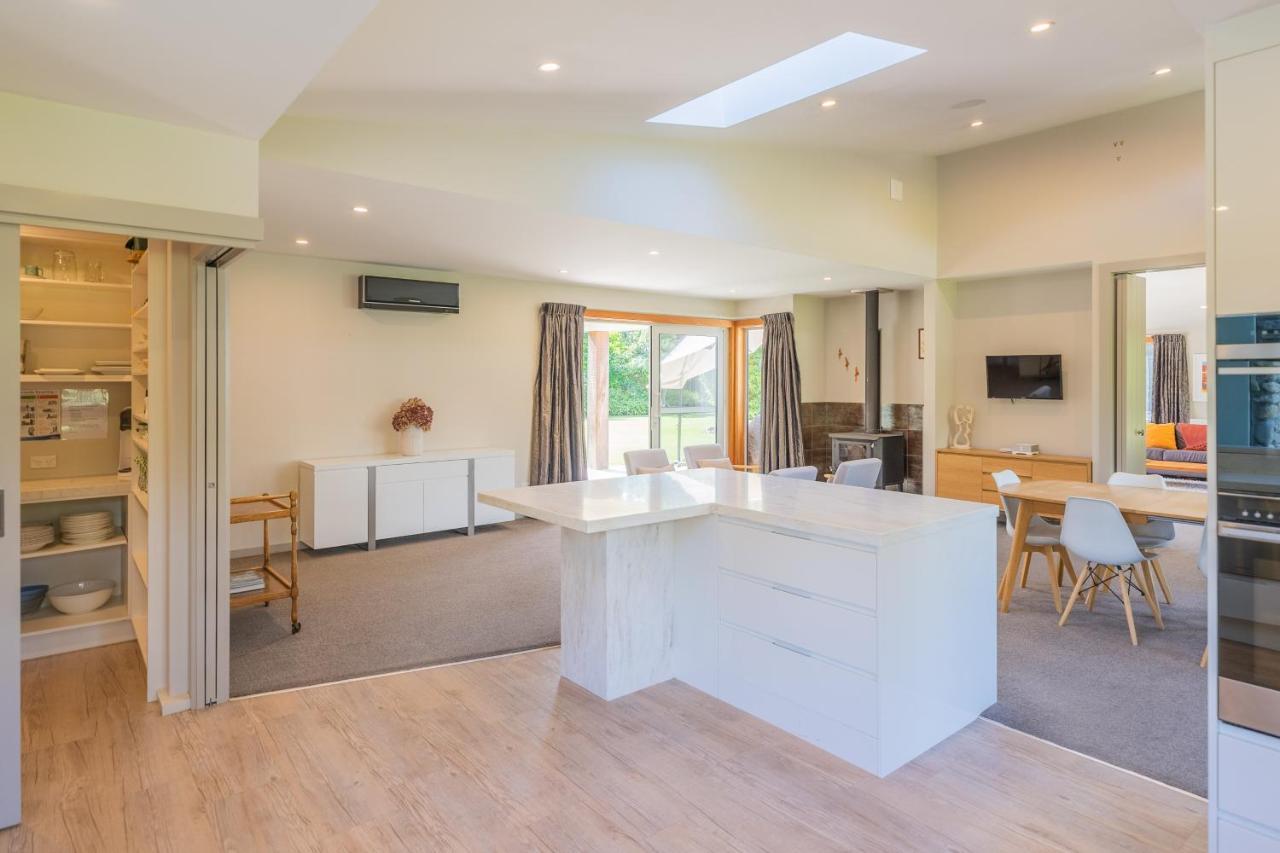 Anam Cara Gardens Luxury Villa Private Bedrooms And Ensuite Bathrooms Sleeps 9 Otaki Exteriör bild