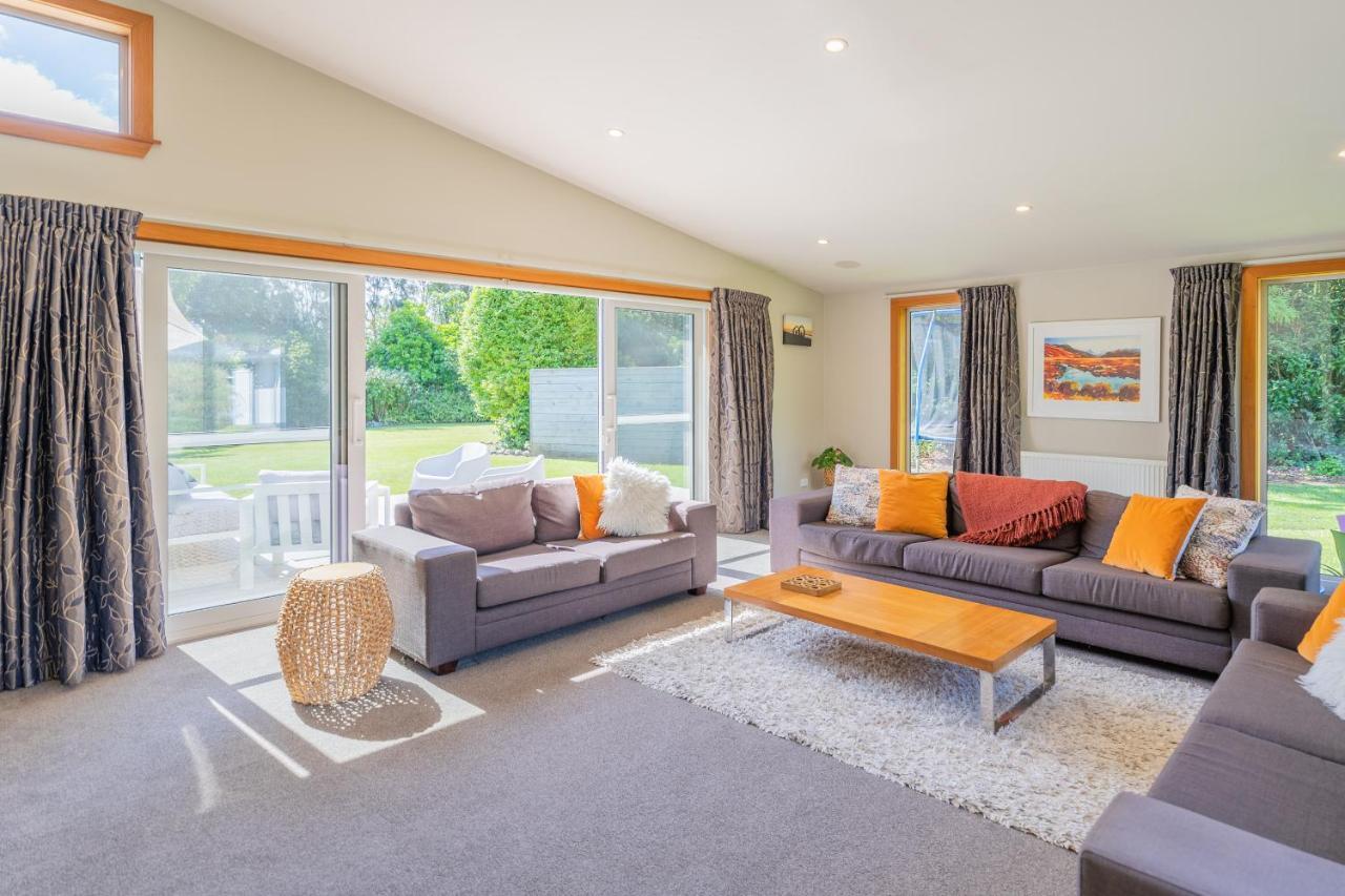 Anam Cara Gardens Luxury Villa Private Bedrooms And Ensuite Bathrooms Sleeps 9 Otaki Exteriör bild