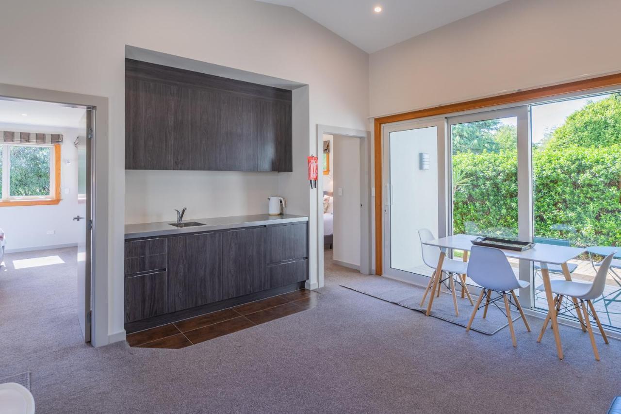 Anam Cara Gardens Luxury Villa Private Bedrooms And Ensuite Bathrooms Sleeps 9 Otaki Exteriör bild