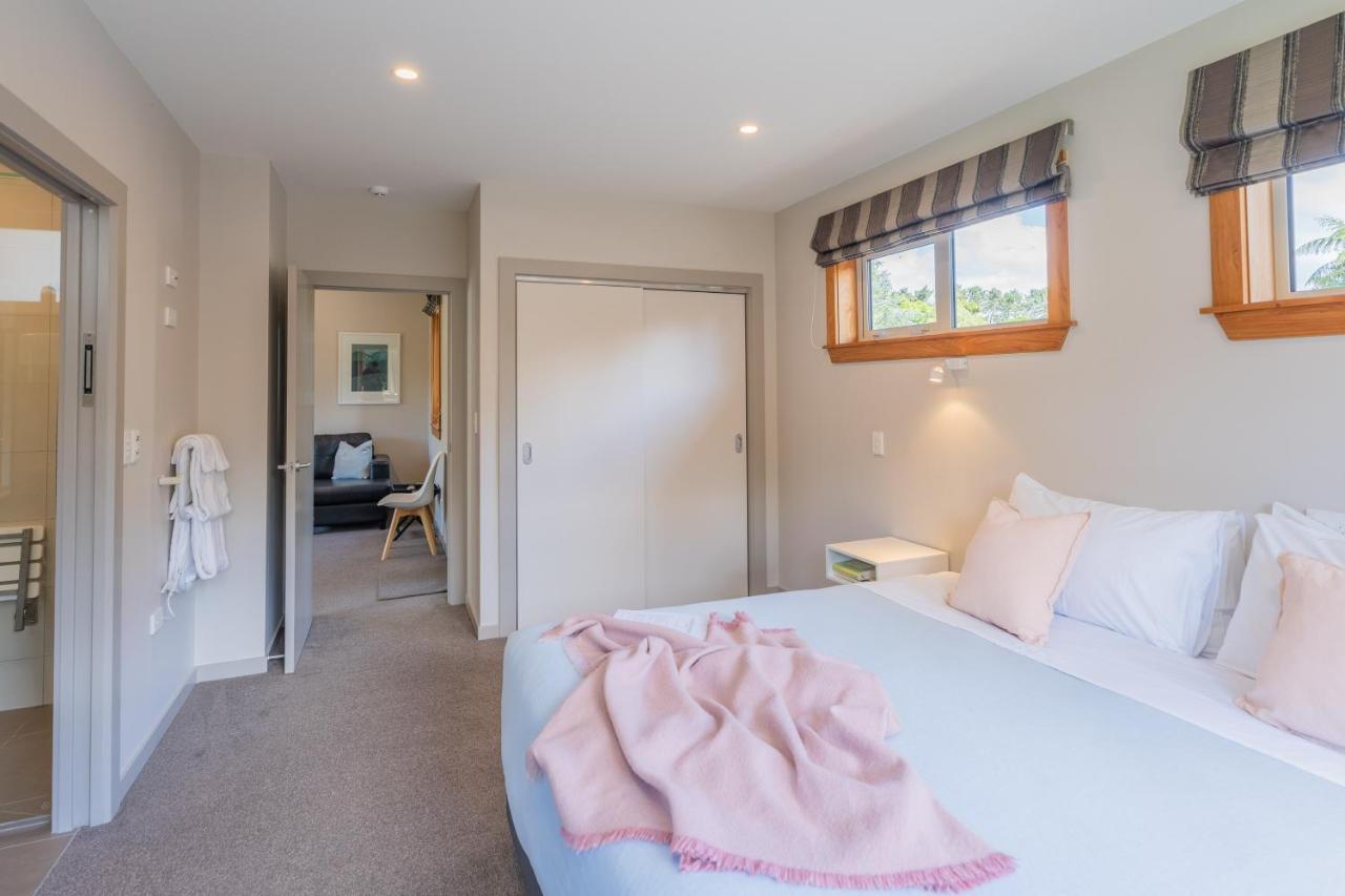 Anam Cara Gardens Luxury Villa Private Bedrooms And Ensuite Bathrooms Sleeps 9 Otaki Exteriör bild
