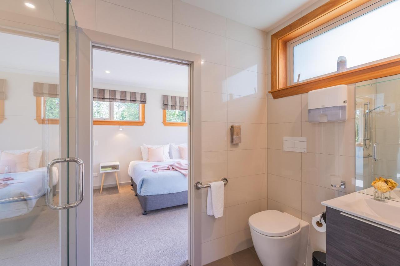 Anam Cara Gardens Luxury Villa Private Bedrooms And Ensuite Bathrooms Sleeps 9 Otaki Exteriör bild