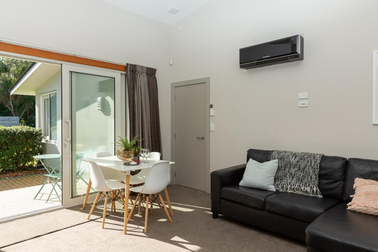 Anam Cara Gardens Luxury Villa Private Bedrooms And Ensuite Bathrooms Sleeps 9 Otaki Exteriör bild