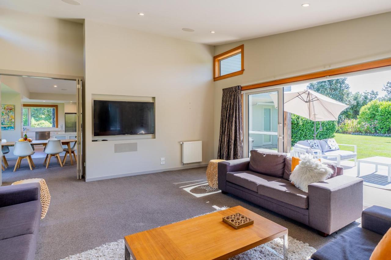 Anam Cara Gardens Luxury Villa Private Bedrooms And Ensuite Bathrooms Sleeps 9 Otaki Exteriör bild