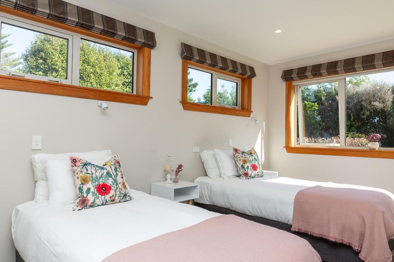 Anam Cara Gardens Luxury Villa Private Bedrooms And Ensuite Bathrooms Sleeps 9 Otaki Exteriör bild