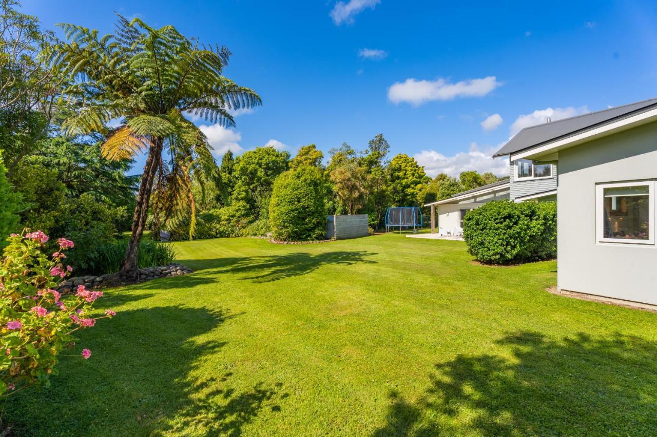 Anam Cara Gardens Luxury Villa Private Bedrooms And Ensuite Bathrooms Sleeps 9 Otaki Exteriör bild