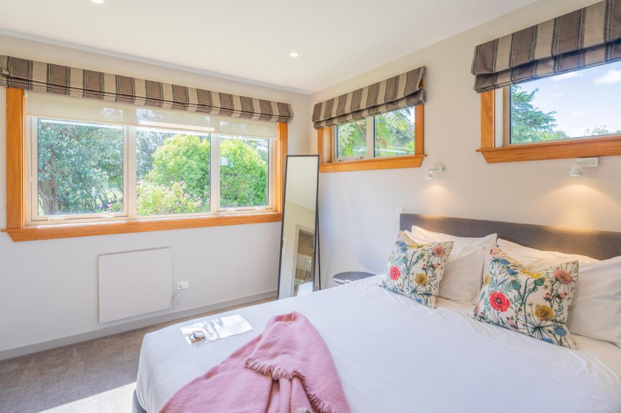 Anam Cara Gardens Luxury Villa Private Bedrooms And Ensuite Bathrooms Sleeps 9 Otaki Exteriör bild
