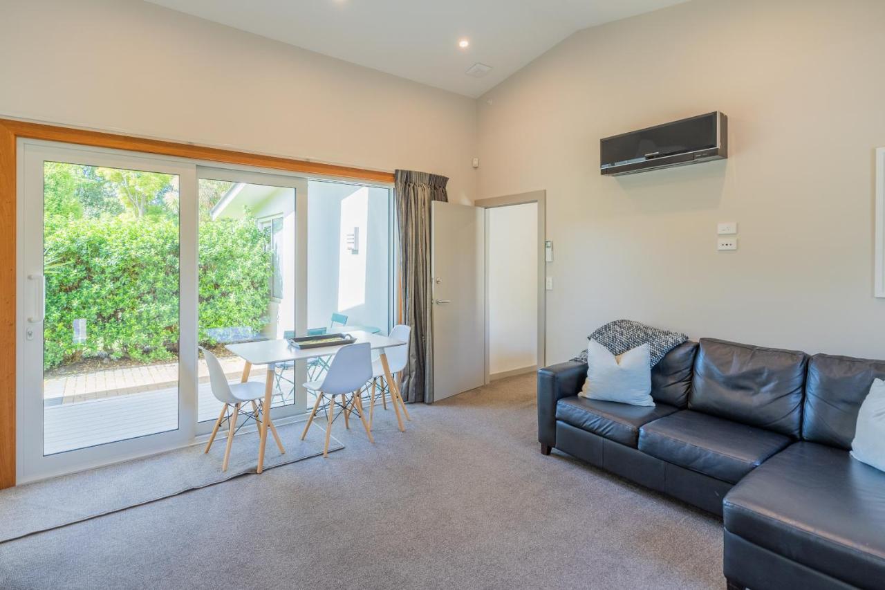 Anam Cara Gardens Luxury Villa Private Bedrooms And Ensuite Bathrooms Sleeps 9 Otaki Exteriör bild