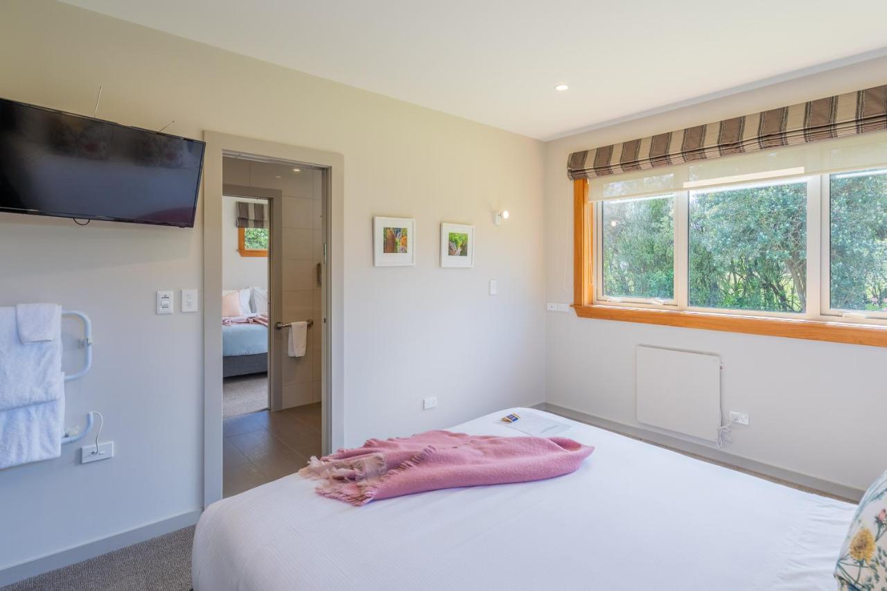 Anam Cara Gardens Luxury Villa Private Bedrooms And Ensuite Bathrooms Sleeps 9 Otaki Exteriör bild