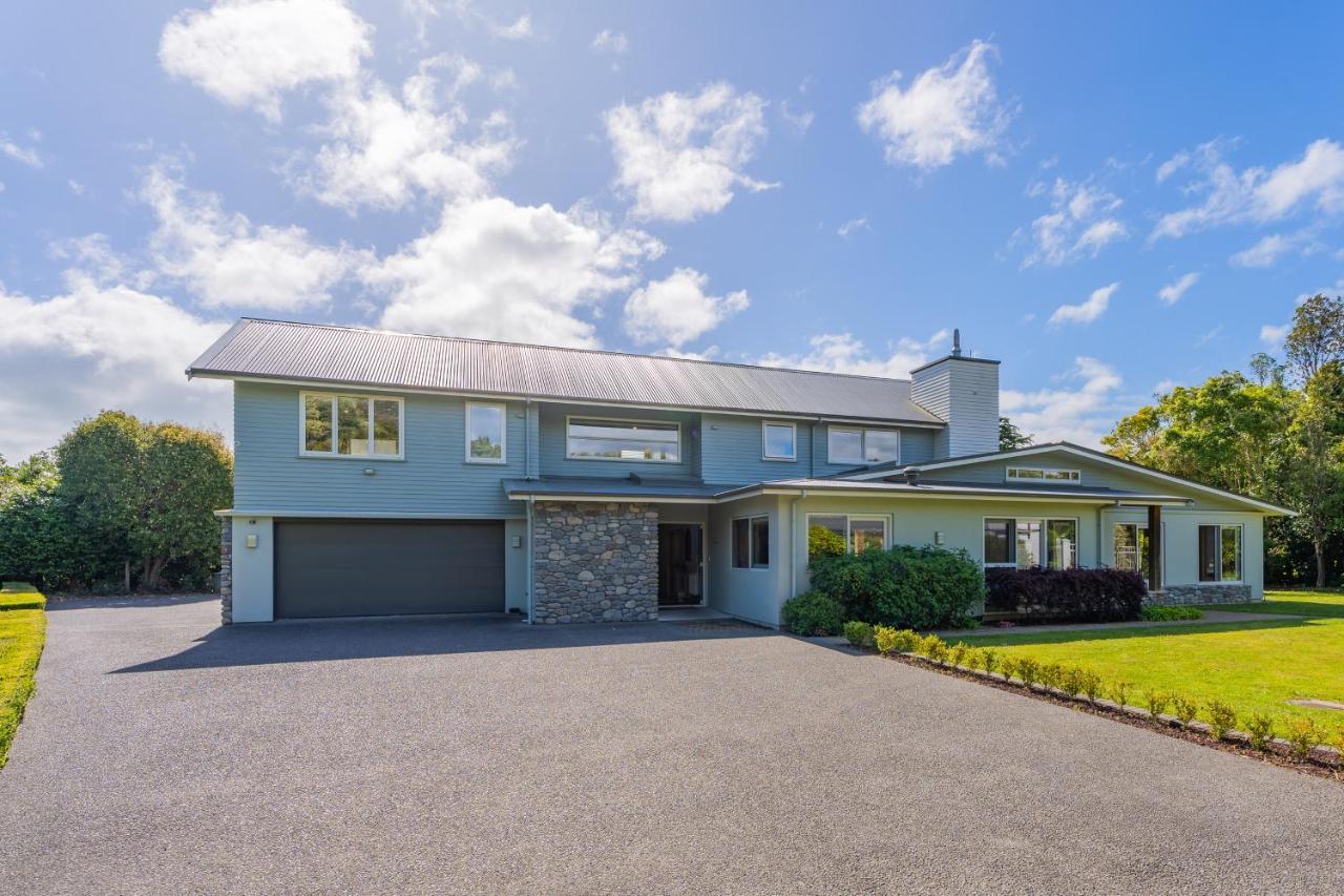 Anam Cara Gardens Luxury Villa Private Bedrooms And Ensuite Bathrooms Sleeps 9 Otaki Exteriör bild