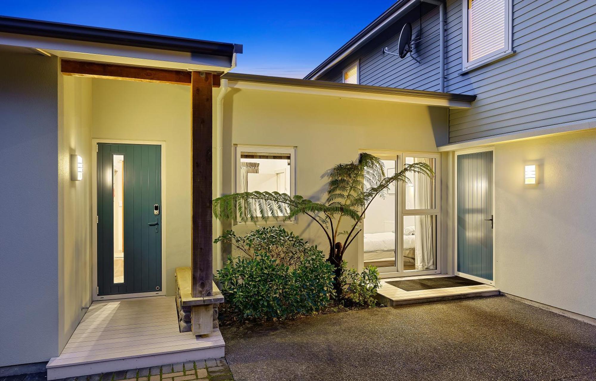 Anam Cara Gardens Luxury Villa Private Bedrooms And Ensuite Bathrooms Sleeps 9 Otaki Exteriör bild